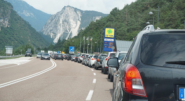 Bolzano sperimenta lo stop delle auto ai non residenti: l'obiettivo è migliorare la circolazione con il grande flusso di turisti ad agosto