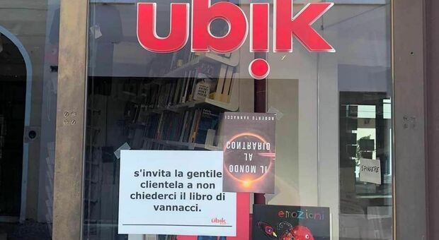 Castelfranco Veneto. Cartello sulla vetrina della libreria Ubik: «Non chiedeteci il libro di Vannacci. Vendo quello che voglio»
