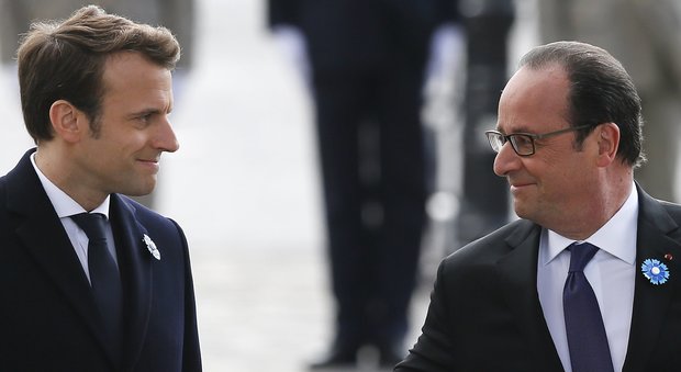 Macron, prima uscita pubblica con Hollande all'Arco di trionfo. Domenica il passaggio di consegne