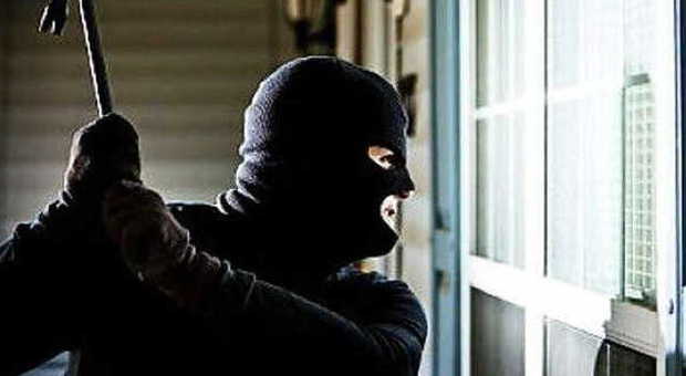 Raffica di furti in case e villette: durante il colpo il "palo" saluta i vicini