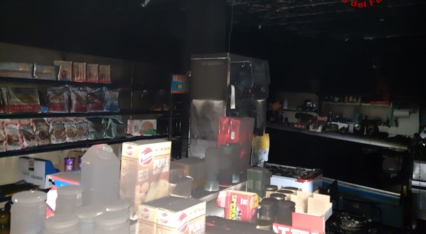 Incendio in un alimentari, le fiamme partite da un frigorifero: negozio inagibile