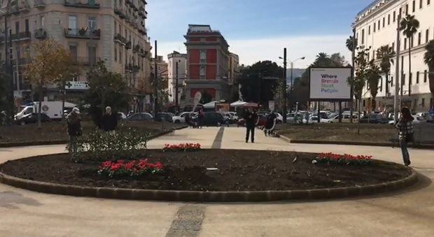 Riaperti i giardinetti di Piazza Carlo III: «E ora rilanciamo l'Albergo dei Poveri»