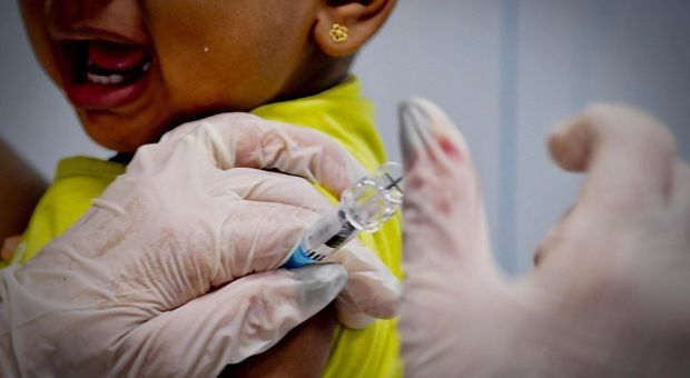 Torino, Codacons contro i vaccini: «Danni dai metalli»