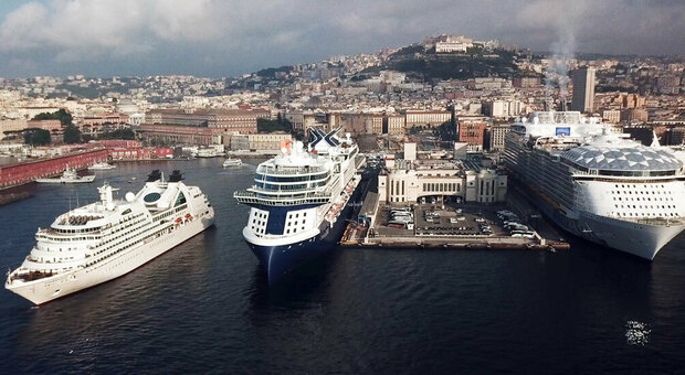 Un'immagine del porto di Napoli