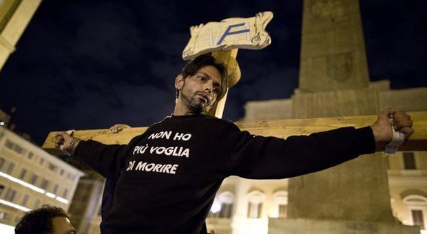 Stamina, protesta choc: malato in croce davanti a Montecitorio