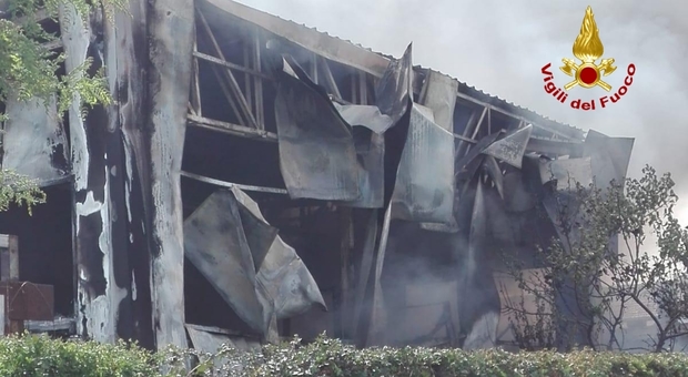 Incendio devastante distrugge lo stabilimento di carpenteria metallica
