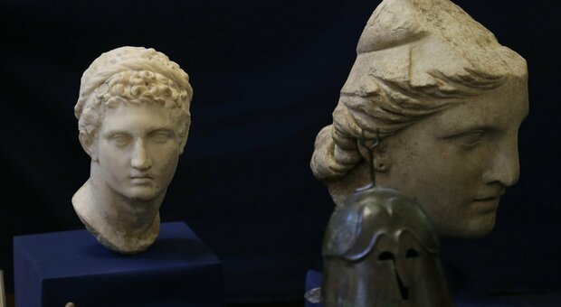 Reperti archeologici trafugati dai tombaroli e rivenduti all'estero: tornano in Italia 60 opere da 20 milioni di euro