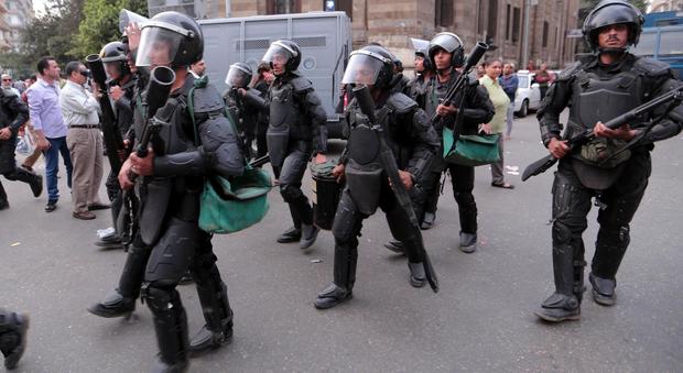 Strage di poliziotti, 52 agenti uccisi in una sparatoria nel Sudovest del Cairo