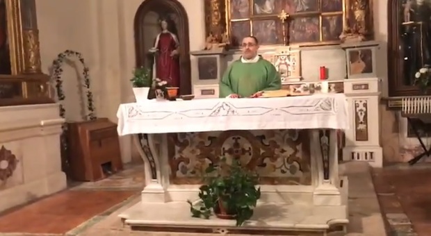 Sorpresa in chiesa: il parroco fa cantare «Soldi» di Mahmood prima della Messa