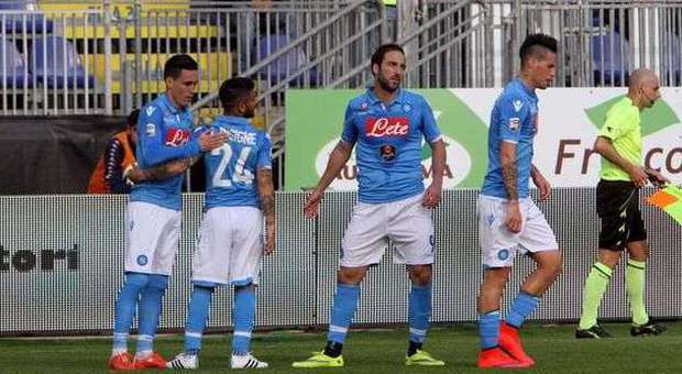 Il Napoli sbanca il Sant'Elia Cagliari sconfitto per 3-0