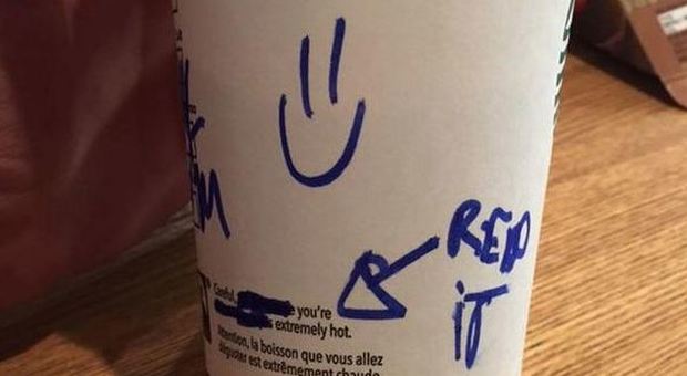 Il cameriere di Starbucks tenta di 'agganciare' la bella cliente con un messaggio hot -GUARDA