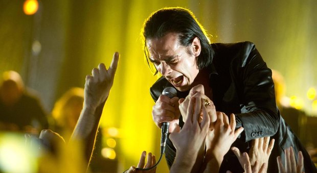 Nick Cave a Roma, niente redenzione, solo dolore: lo straziante concerto al Palalottomatica