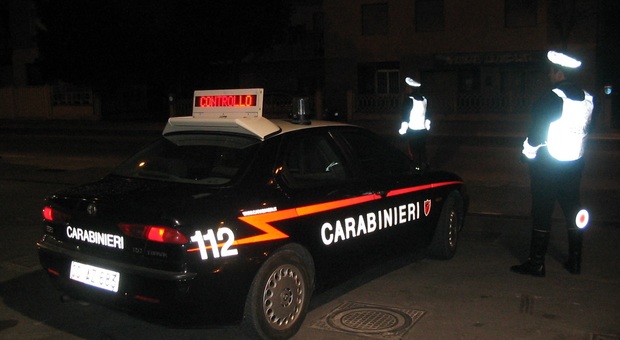 Sassoferrato, a tutto gas e a zig zag tentano di speronare i carabinieri: presi