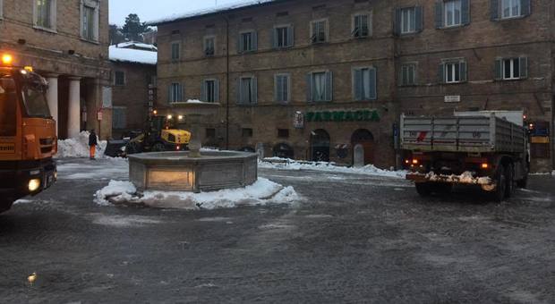 Urbino imbiancata e si aspetta ancora neve: domani scuole chiuse