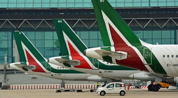 Alitalia, slitta lo stipendio di febbraio: seimila dipendenti riceveranno a marzo meno di 500 euro