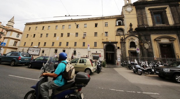 Napoli, aggredisce poliziotti con un coltello a via Medina: arrestato 40enne nigeriano