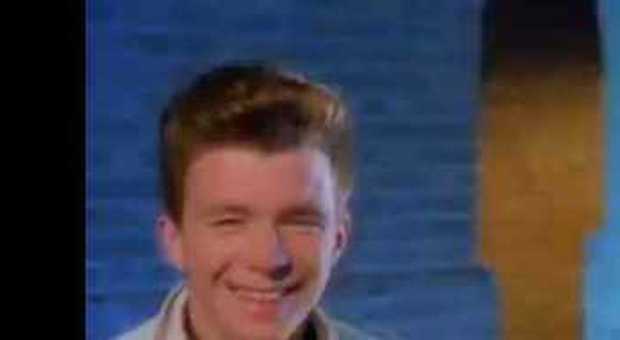 Rick Astley canta Never Gonna Give You Up nel video dei record