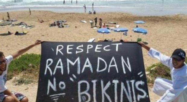 "Rispettate il Ramadan, niente bikini in spiaggia", la foto fa il giro del web, ma ecco la verità