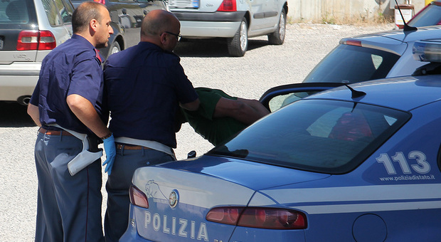 Napoli, rapina con sequestro di persona in pizzeria, il bandito tradito dal cellulare: arrestato