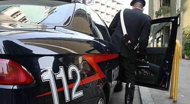 Finti carabinieri in borghese minacciano e rapinano due studenti: arrestati