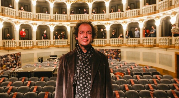 Il direttore artistico Ezio Nannipieri nel Teatro Lauro Rossi di Macerata