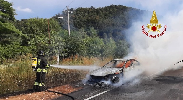 Mercedes si incendia all'improvviso, la guidatrice salta fuori: auto distrutta in pochi minuti