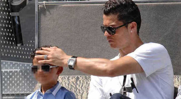 Cristiano Ronaldo insieme al figlio
