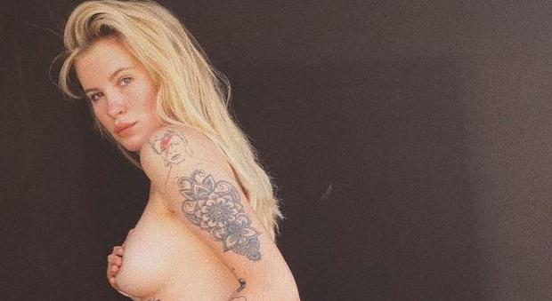 La figlia di Kim Basinger in topless sui social: "Non mi vergogno del mio corpo"