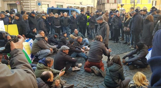 Urtisti in rivolta, sit in e lite con gli altri ambulanti a Fontana di Trevi