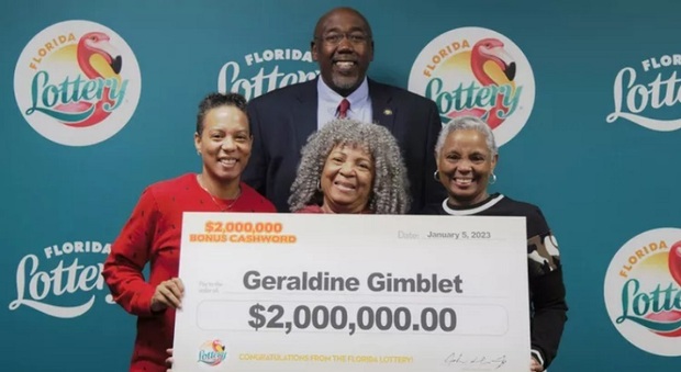 Mamma compra l'ultimo biglietto della lotteria il giorno dopo il trattamento contro il tumore al seno della figlia e vince due milioni