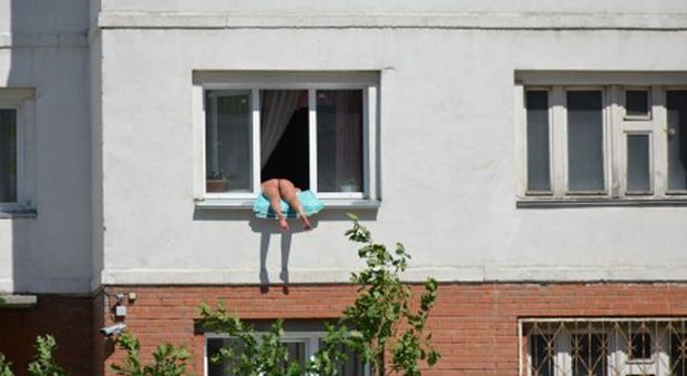 Nuda a prendere il sole sul davanzale della sua finestra, i vicini: "Basta, questo è troppo!"