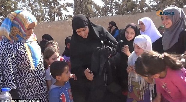 Città siriana liberata dall'Isis, le donne bruciano il burqa