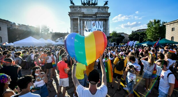 Milano Pride, minorenne aggredito da branco: soccorso da ambulanze