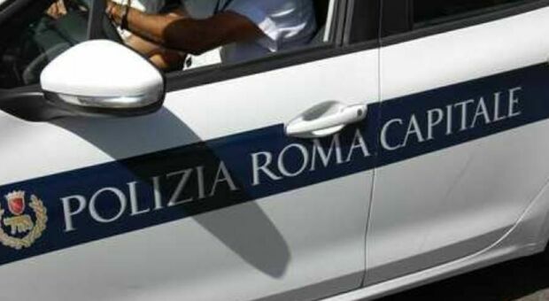 Roma, ragazza in stato confusionale rischia di precipitare da un palazzo: salvata dalla Polizia Locale