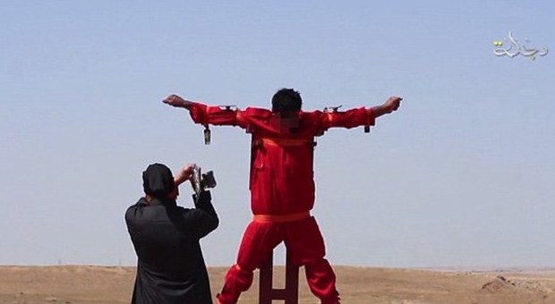 Isis, nuovo video choc: prigioniero crocifisso e mutilato di una mano e di un piede