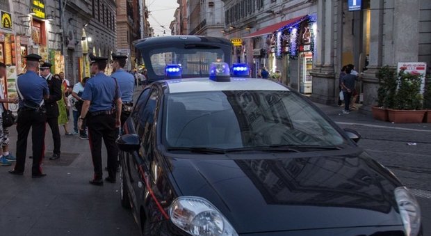 Roma, si fingevano clienti per derubare i turisti nei negozi del Centro: arrestati