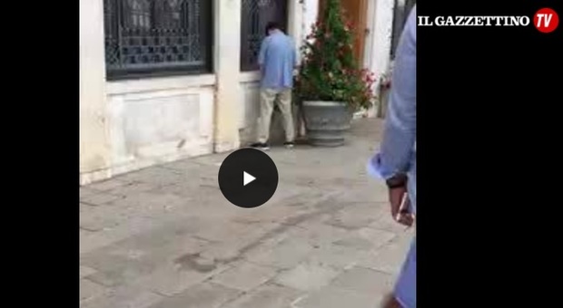 Video scandalo su Facebook: fa la pipì sulla facciata dell'Hotel Danieli /Guarda