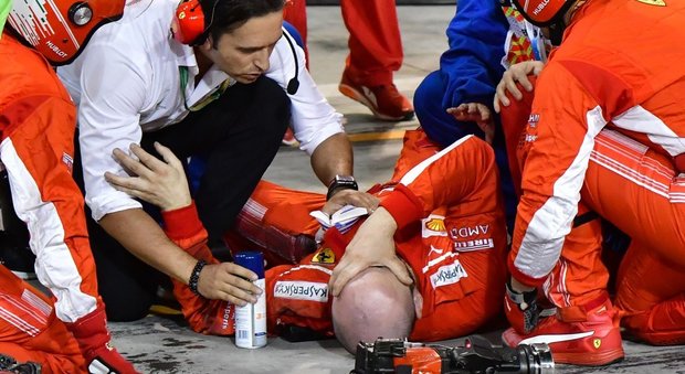 Gp Bahrain, pasticcio ai box Ferrari: investito un meccanico, Kimi si ritira