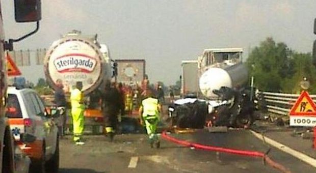 Tir tampona e schiaccia un'auto contro un camion sull'A21: morti un camionista e una donna di 40 anni, 4 i feriti