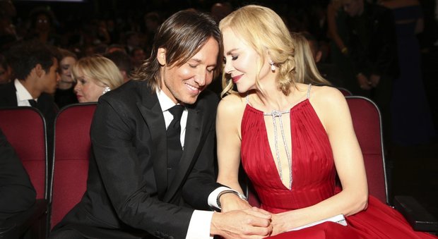 Emmy, gaffe di Nicole Kidman: «Grazie alle mie due figlie». Ma dimentica gli altri adottati