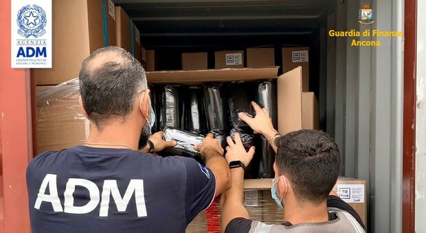 Le mascherine sequestrate al porto di Ancona a bordo di un tir bulgaro proveniente dalla Grecia