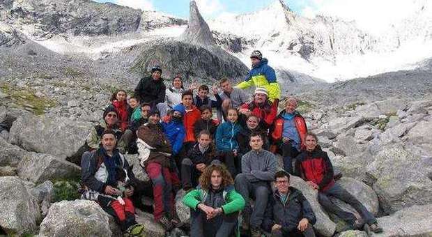 Foto di gruppo dei giovani alpinisti del Cai Fermo