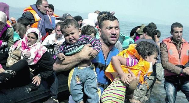 Migranti, allarme del commissario europeo: «Maxi barconi dalla Tunisia»