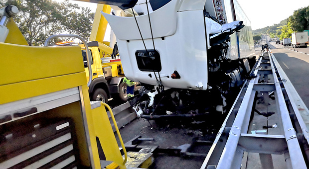 Camion con acido travolge le macchine sull'A21 a Piacenza: morto l''autista, sette persone intossicate