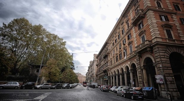Roma, via le bancarelle dai portici di piazza Vittorio, spostate a via Napoli
