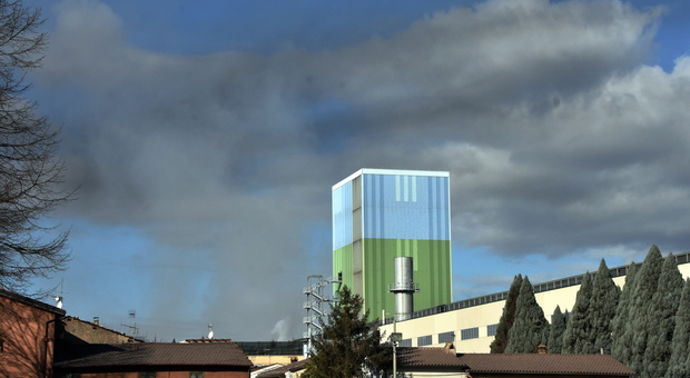 Il covid-19 non ferma lo smog: a sorpresa “assolte” le fabbriche
