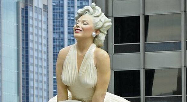 Marilyn Monroe, la statua gigante a Palm Springs (in California) scatena le polemiche