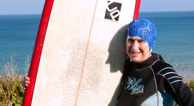 Gwyneth, nonna surf: cavalca le onde a 69 anni