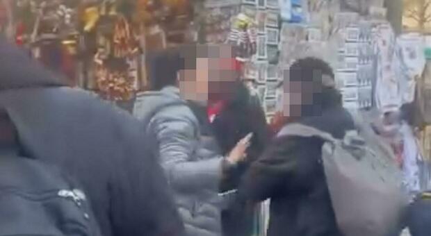 Tentano di borseggiare un gruppo di turisti sudamericani, loro reagiscono e scatta la rissa: pugni, sputi e spinte. Ladri costretti alla fuga