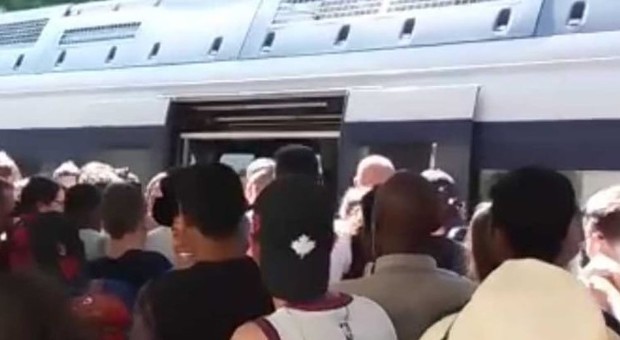 Circumvesuviana nel caos, ennesimo guasto a Pozzano: risse per risalire sul treno